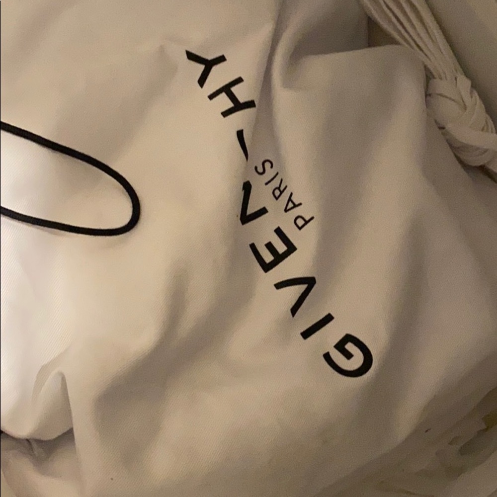 Givency - Picture 5 of 5